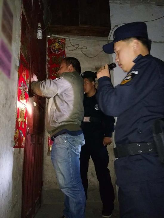 江口县粗心妈妈误将幼女锁家中 民警全城寻开锁师傅开门